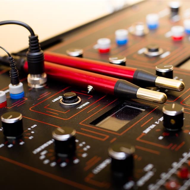 Electro-Equiscope control panel with its two probes